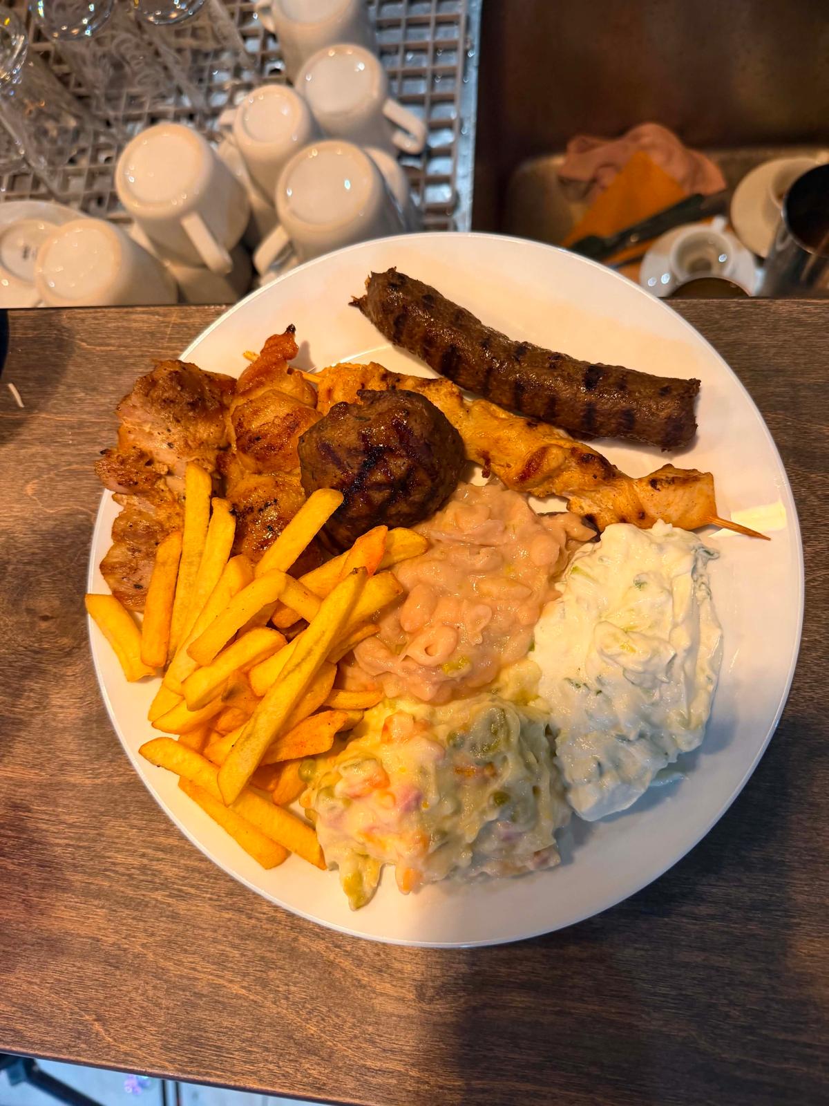 Gemischter Grillteller mit Pommes