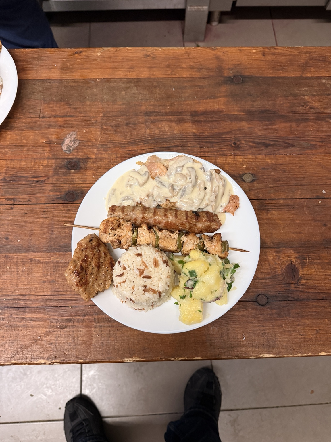 Gemischter Grillteller mit Sauce